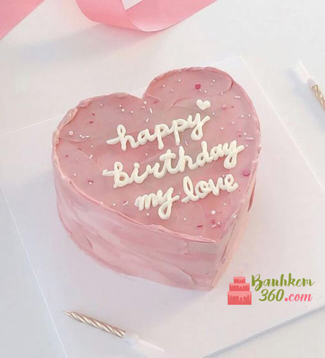 Bánh sinh nhật hình trái tim đơn giản nhưng không kém phần hấp dẫn