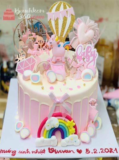 Bánh gato sinh nhật màu hồng cho bé gái tuổi hợi