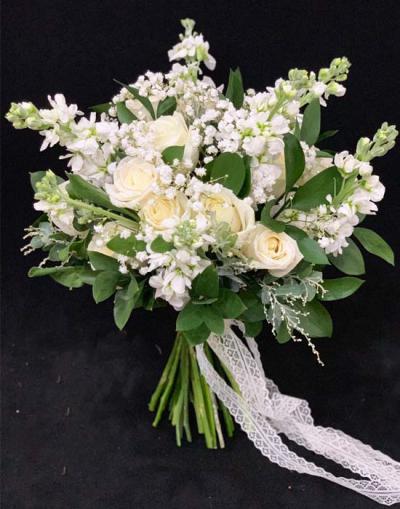 Hoa cầm tay cô dâu - Cô dâu trong trắng