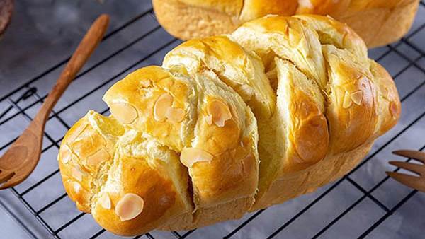 Bánh mì hoa cúc chứa khoảng 393 kcal trong mỗi 100g