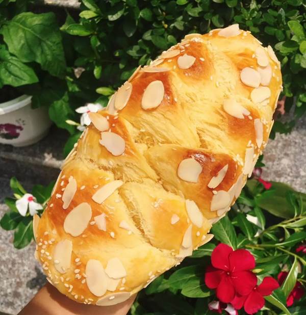 Giá bánh mì hoa cúc khoảng 90.000 – 160.000 VND