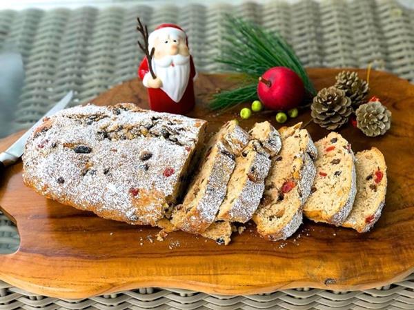 bánh Stollen mùa giáng sinh kết hợp bơ, sữa, hoa quả khô, mứt