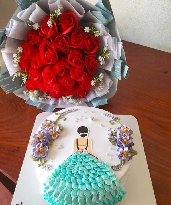 Hoa và bánh chúc mừng sinh nhật gửi gắm thông điệp lời chúc cho tuổi mới