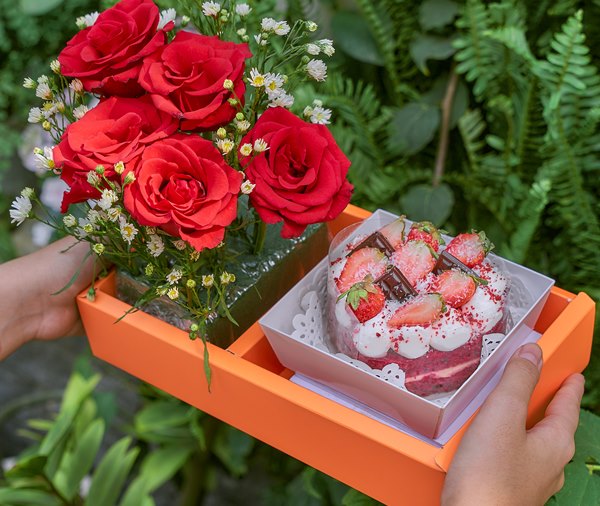 Hoa và bánh sinh nhật làm không khí bữa tiệc trở nên thú vị