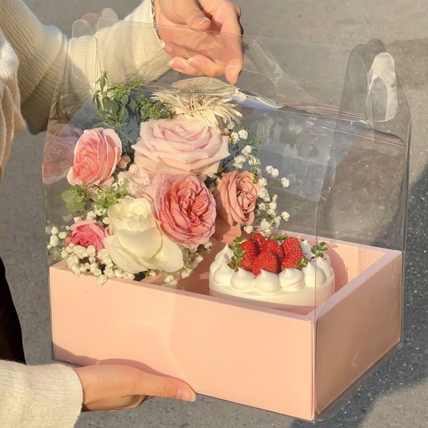 Hoa và bánh chúc mừng sinh nhật có màu sắc tươi mới, ngọt ngào