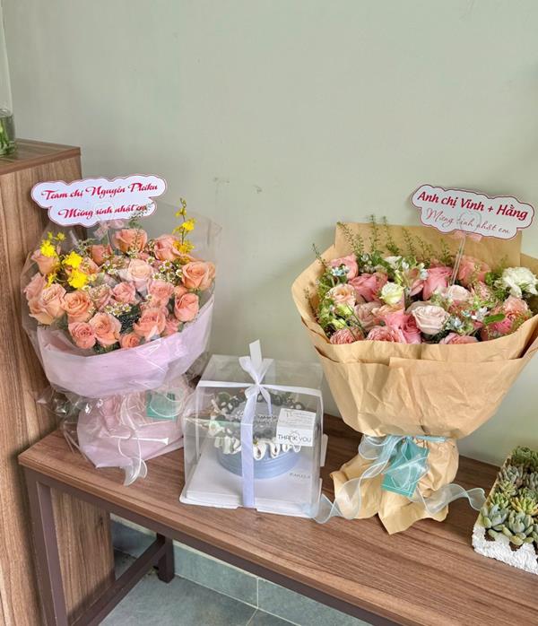 Mẫu bánh kem kèm lãng hoa hồng đỏ trái tim cực lãng mạn