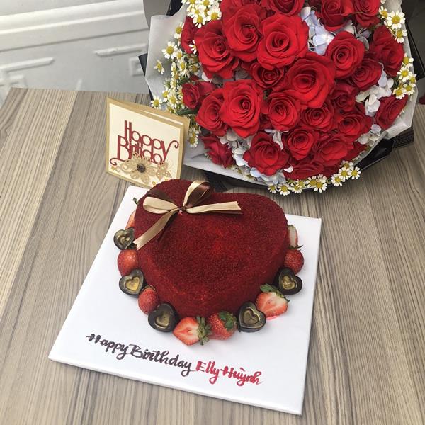 Bánh và hoa sinh nhật đẹp với gam màu đỏ tươi