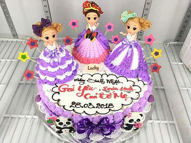Bánh sinh nhật hình búp bê có rất nhiều mẫu với các tone hồng, xanh, tím, trắng,...