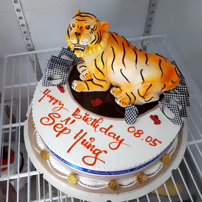 Bánh kem có hình con hổ đáng yêu cho bé trai tổ chức thôi nôi, sinh nhật