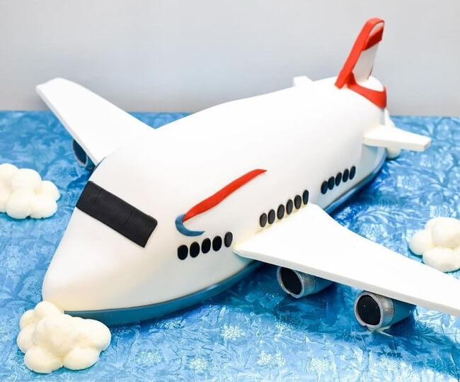 Bánh kem vẽ hình máy bay chân thật, gần gũi