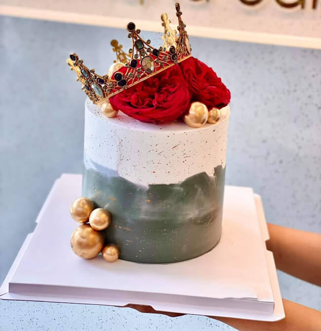 Bánh sinh nhật vương miện đẹp tặng mẹ được thiết kế theo gam màu nhẹ nhàng