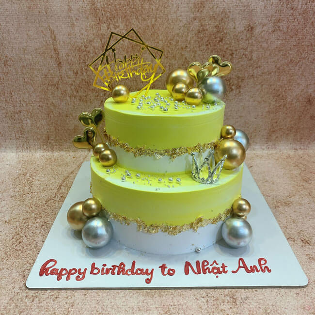 Bánh sinh nhật hai tầng màu vàng lung linh rực rỡ