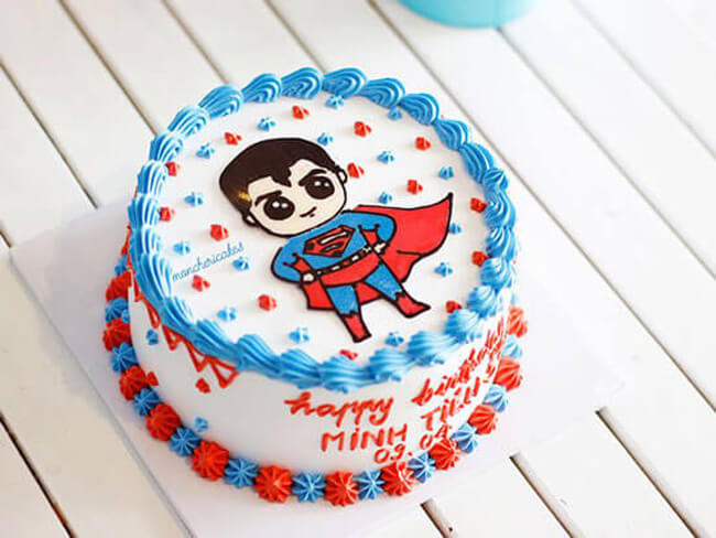 Bánh sinh nhật siêu nhân cho bé trai 3 tuổi tinh nghịch