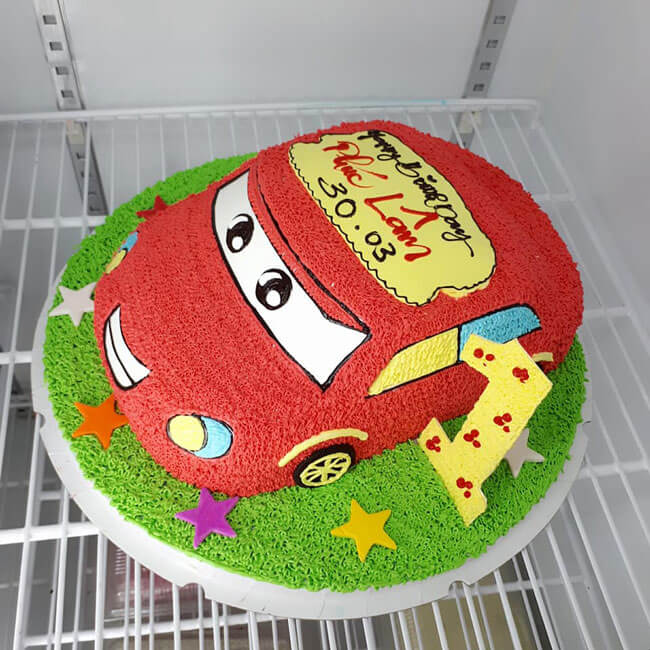 Bánh sinh nhật tặng bé trai trang trí ô tô và máy bay - Thu Hường Bakery