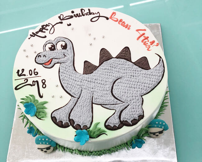 Bánh kem vẽ khủng long tinh tế thích hợp dành tặng bạn bè