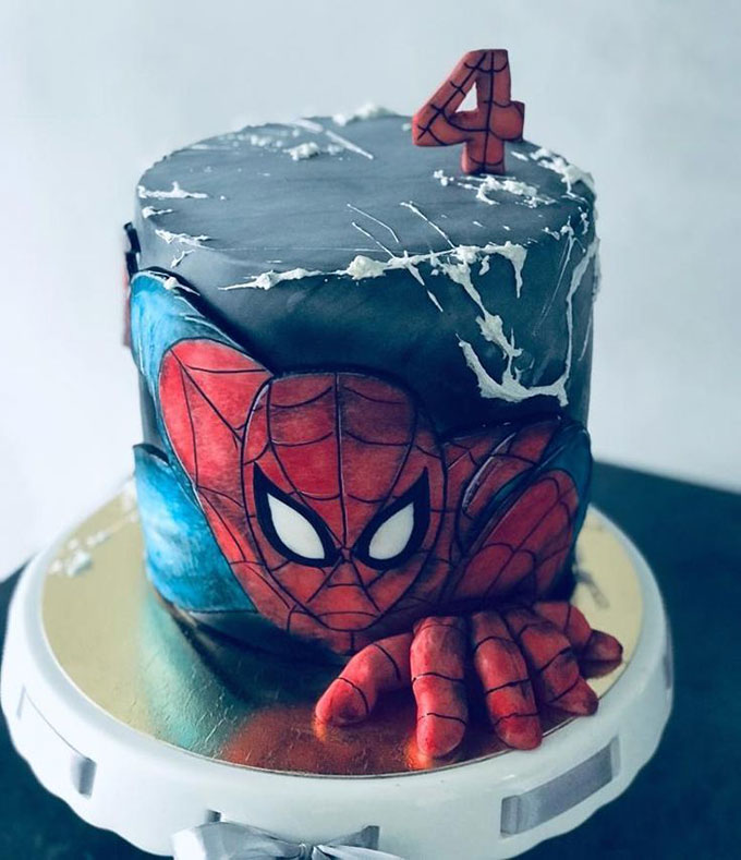 Chiếc bánh kem sinh nhật siêu nhân được trang trí tỉ mỉ