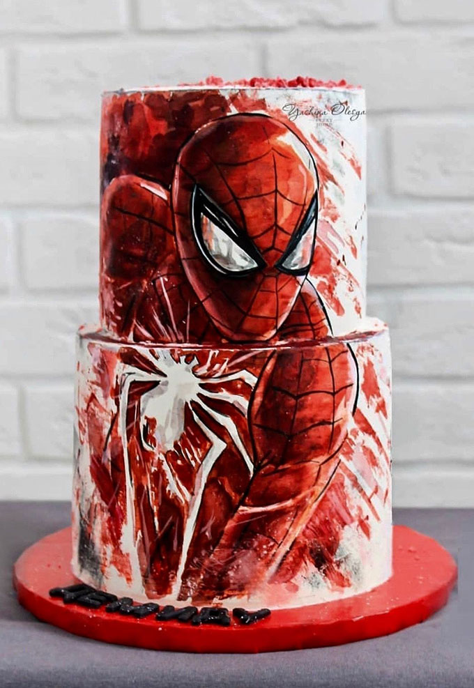 Bánh sinh nhật siêu nhân 2 tầng lấy màu đỏ làm chủ đạo