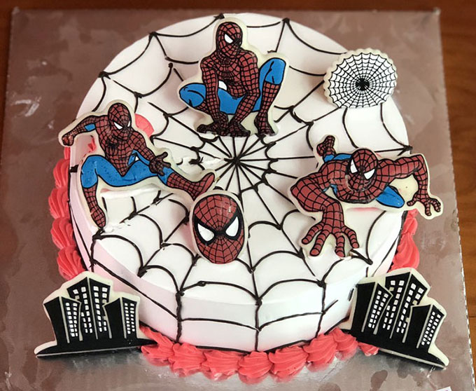 Độc đáo với cách bày trí của chiếc bánh kem siêu nhân người nhện