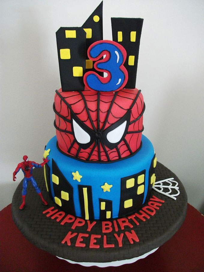 Bánh sinh nhật siêu nhân 2 tầng cho bé 3 tuổi