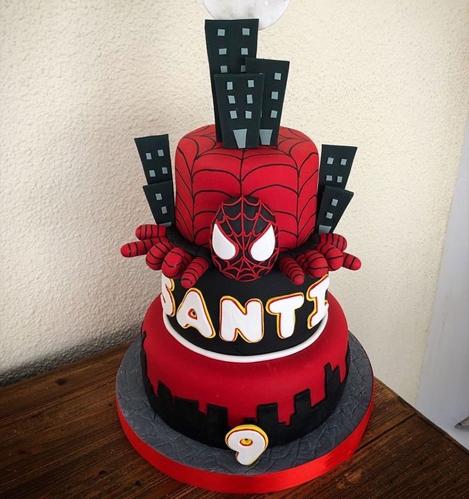 Bánh sinh nhật siêu nhân người nhện là món quà độc đáo cho bé trai