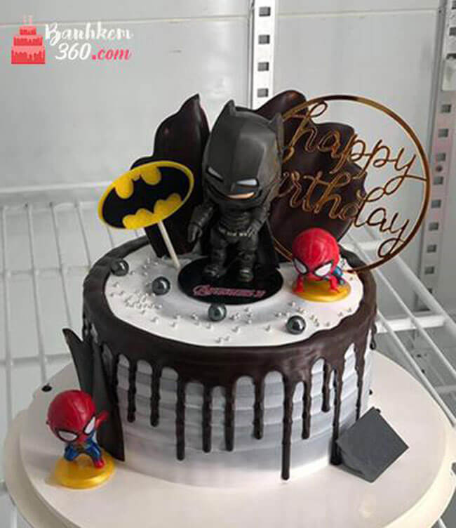 Bánh sinh nhật cho bé trai hình siêu nhân gam màu đen