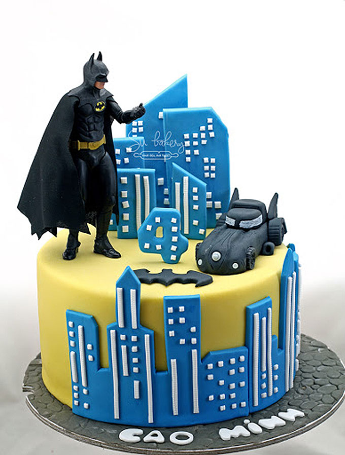 Bánh sinh nhật ô tô siêu nhân Batman cho bé 4 tuổi