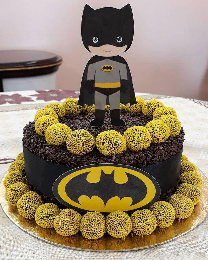 Bánh kem hình siêu nhân Batman với trang trí ngọt ngào