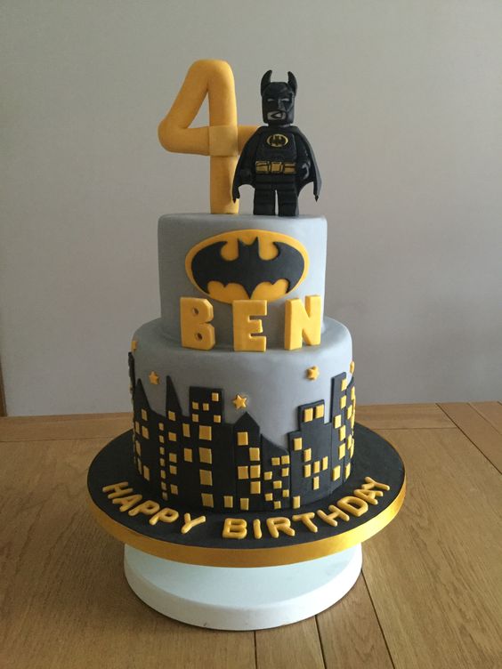 Logo Batman người dơi trên chiếc bánh kem sinh nhật