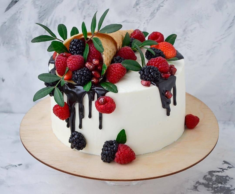Mẫu bánh sinh nhật trang trí trái cây nhỏ xinh