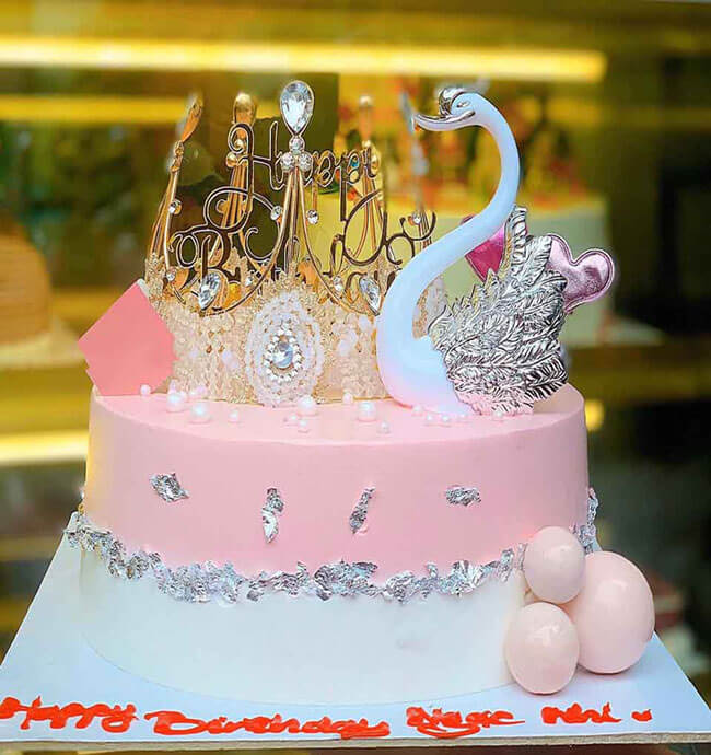 Mẫu bánh kem sinh nhật cho nữ: Với mẫu bánh kem sinh nhật cho nữ, bạn có thể tạo ra những chiếc bánh kem độc đáo, sáng tạo và phù hợp với cá tính của chị em phụ nữ. Màu hồng ngọt ngào và họa tiết hoa lá sẽ khiến bánh kem thêm phần quyến rũ và nữ tính. Hãy để chiếc bánh kem sinh nhật của bạn trở thành một món quà đầy ý nghĩa cho nửa kia của mình nhé!