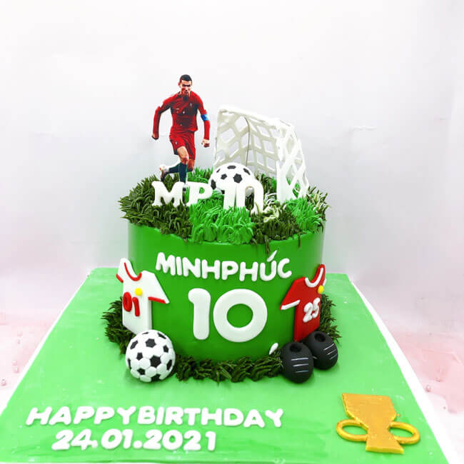 Bánh sinh nhật chủ đề bóng đá tạo hình tên bé và số câu thủ yêu thích