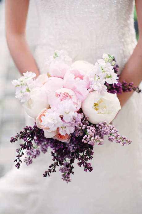 Hoa cầm tay cô dâu bằng hoa mẫu đơn trắng